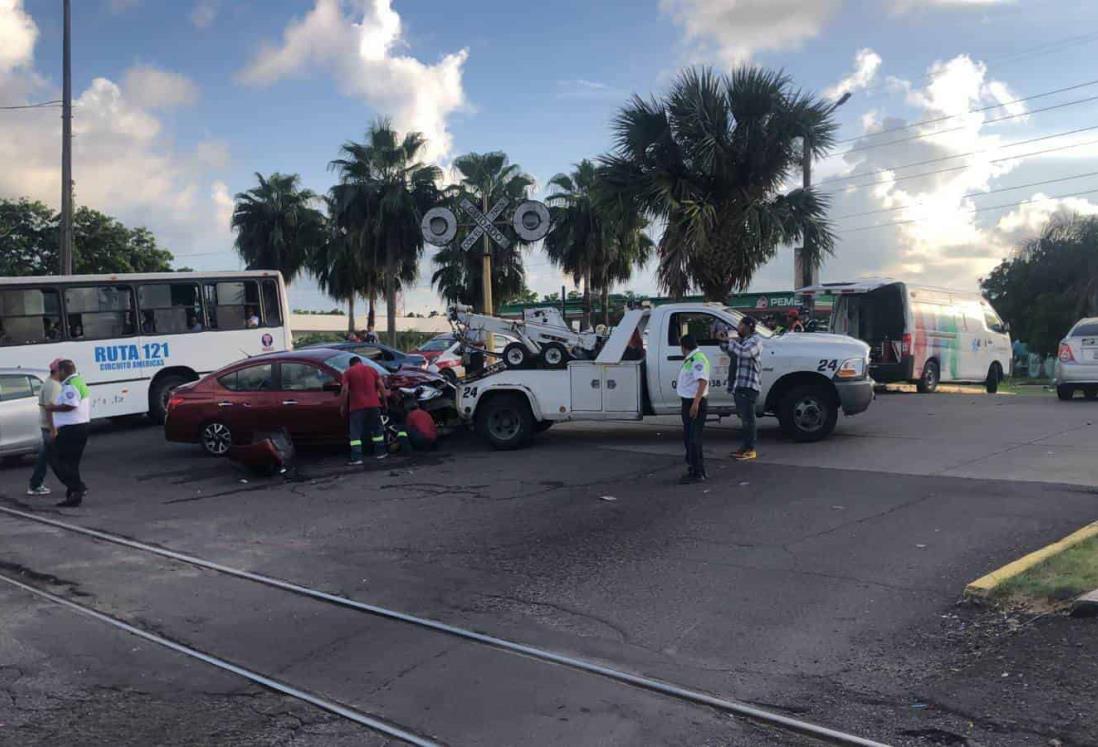 Automóvil se impacta contra tren en Lagos de Puente Moreno, en Veracruz | VIDEO