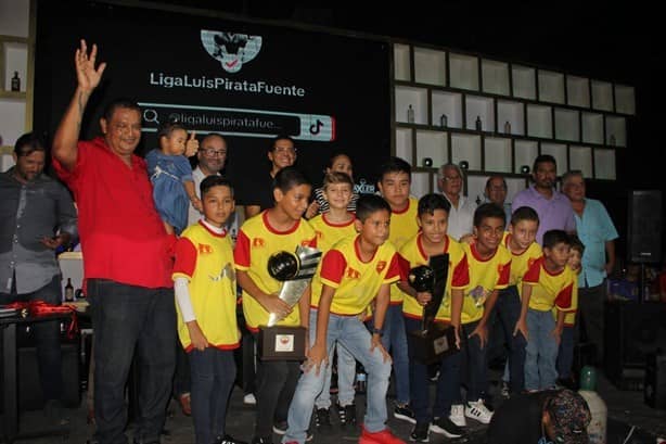 Premian a los campeones de Liga formativa Pirata