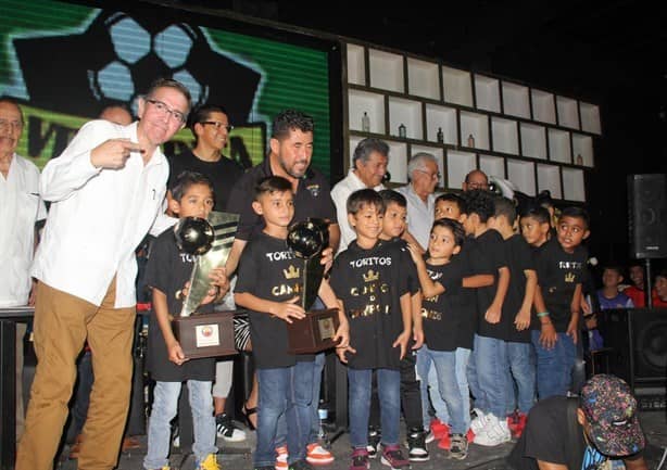 Premian a los campeones de Liga formativa Pirata