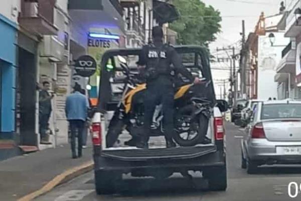 Patrulleros de SSP ´la hacen´ de Tránsito y levantan motos ´mal estacionadas´ en Xalapa