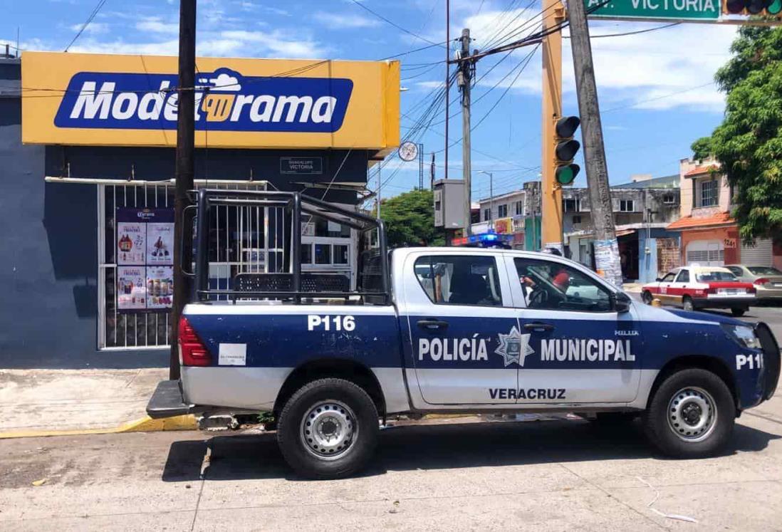 Violento asalto a tienda en Centro de Veracruz; empleada herida