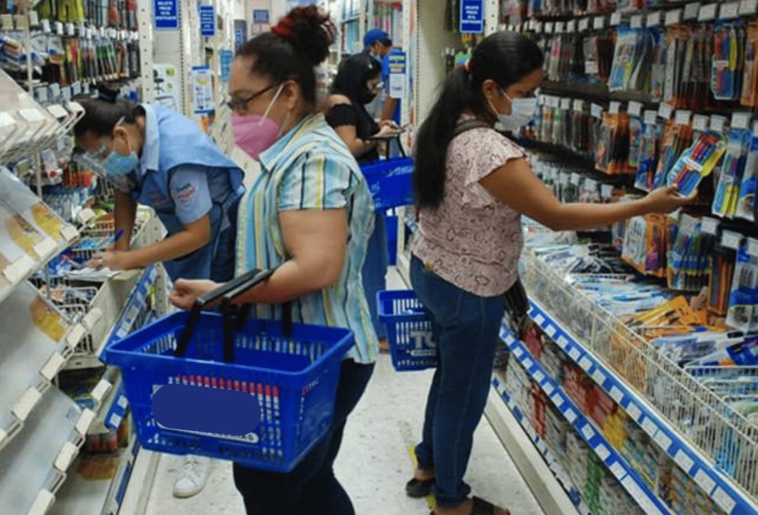 Padres de familia abarrotan papelerías de Veracruz para surtir la lista de útiles escolares
