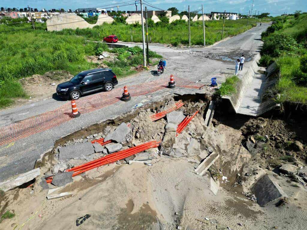 Lluvias agrandan socavón que pone en peligro a conductores y habitantes en el Oasis