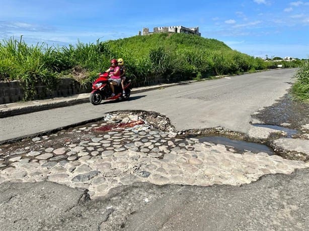 Lluvias agrandan socavón que pone en peligro a conductores y habitantes en el Oasis