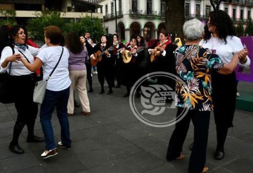 Tunas recorren calles de Xalapa con cánticos alegres