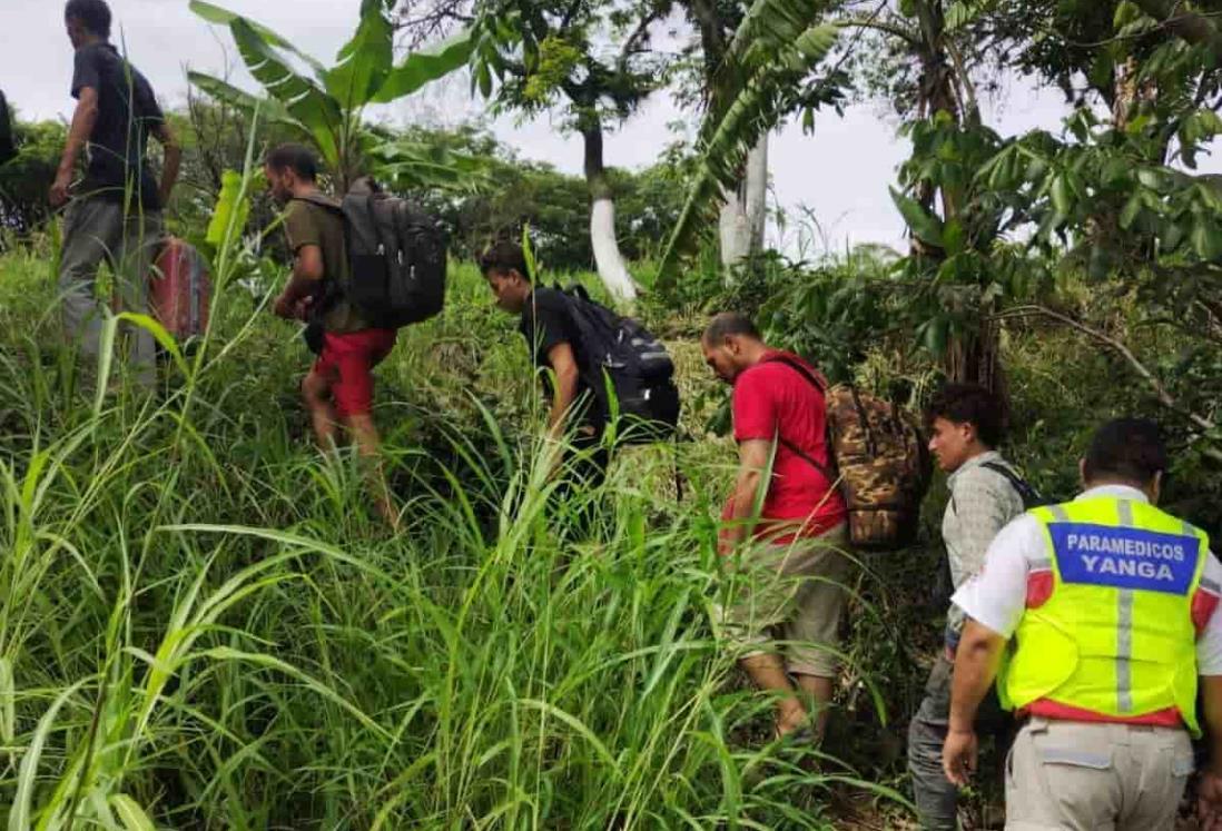 Rescatan a 79 migrantes de Egipto en autobús abandonado en Veracruz