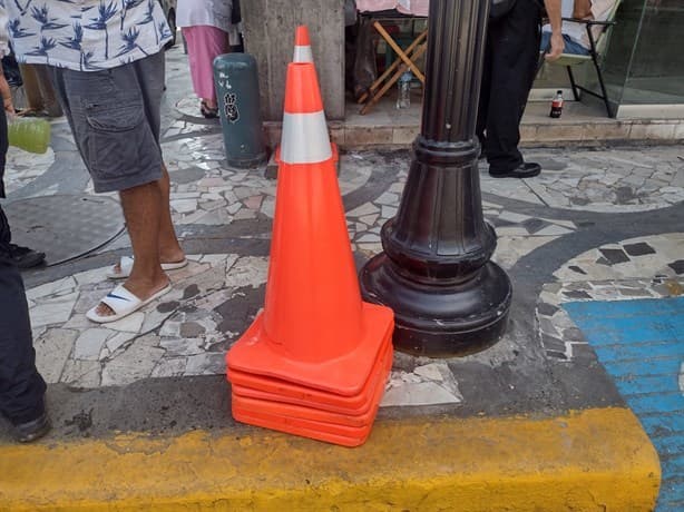 Retiran los parquímetros viejos del Centro de Veracruz; aún así se paga por “cajón”