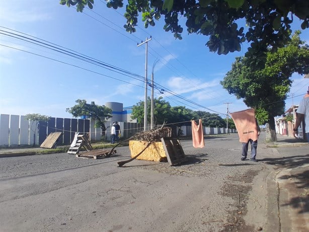 Bloquean avenida en Veracruz por cortes de luz; demandan atención de CFE | VIDEO