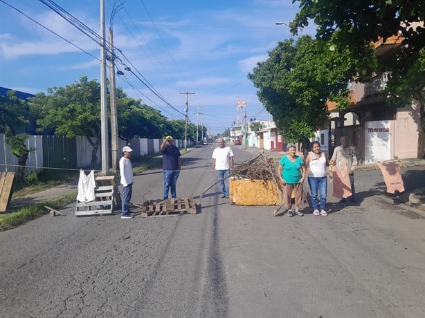 Bloquean avenida en Veracruz por cortes de luz; demandan atención de CFE | VIDEO