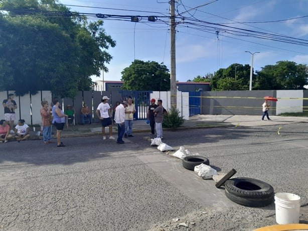 Bloquean avenida en Veracruz por cortes de luz; demandan atención de CFE | VIDEO