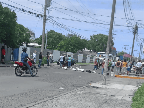 Bloquean avenida en Veracruz por cortes de luz; demandan atención de CFE | VIDEO