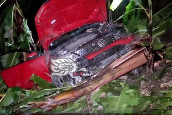 Auto cae a un barranco en carretera Tlapacoyan-Atzalan; hay un herido