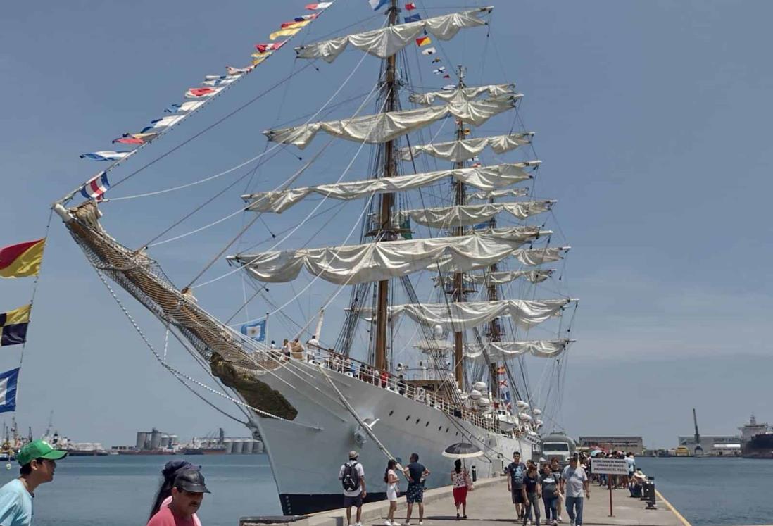 Fragata ARA Libertad de Argentina atrae a turistas al malecón de Veracruz | VIDEO