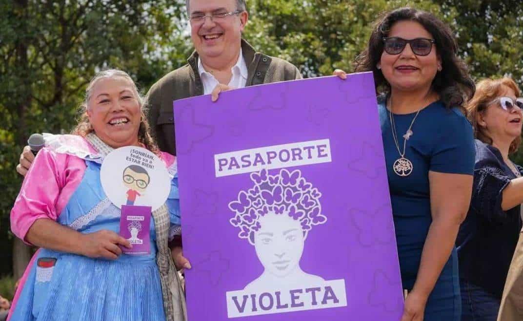 Ebrard presenta el “Pasaporte Violeta” para apoyar a mujeres que son jefas de familia