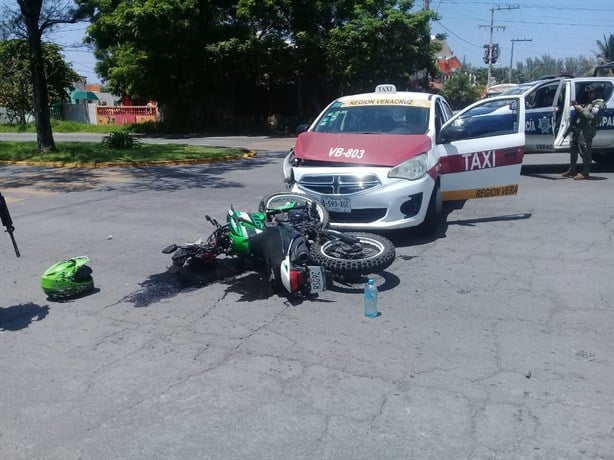 Taxista impacta a motociclista sobre avenida Cuauhtémoc, en Veracruz