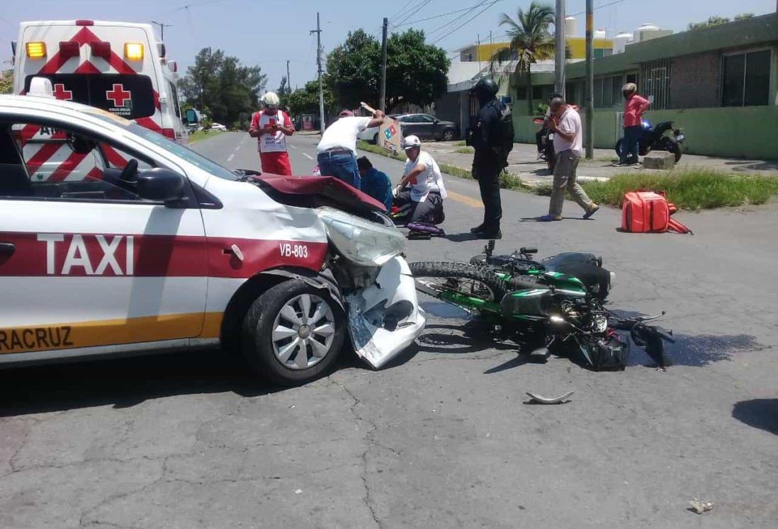 Taxista impacta a motociclista sobre avenida Cuauhtémoc, en Veracruz