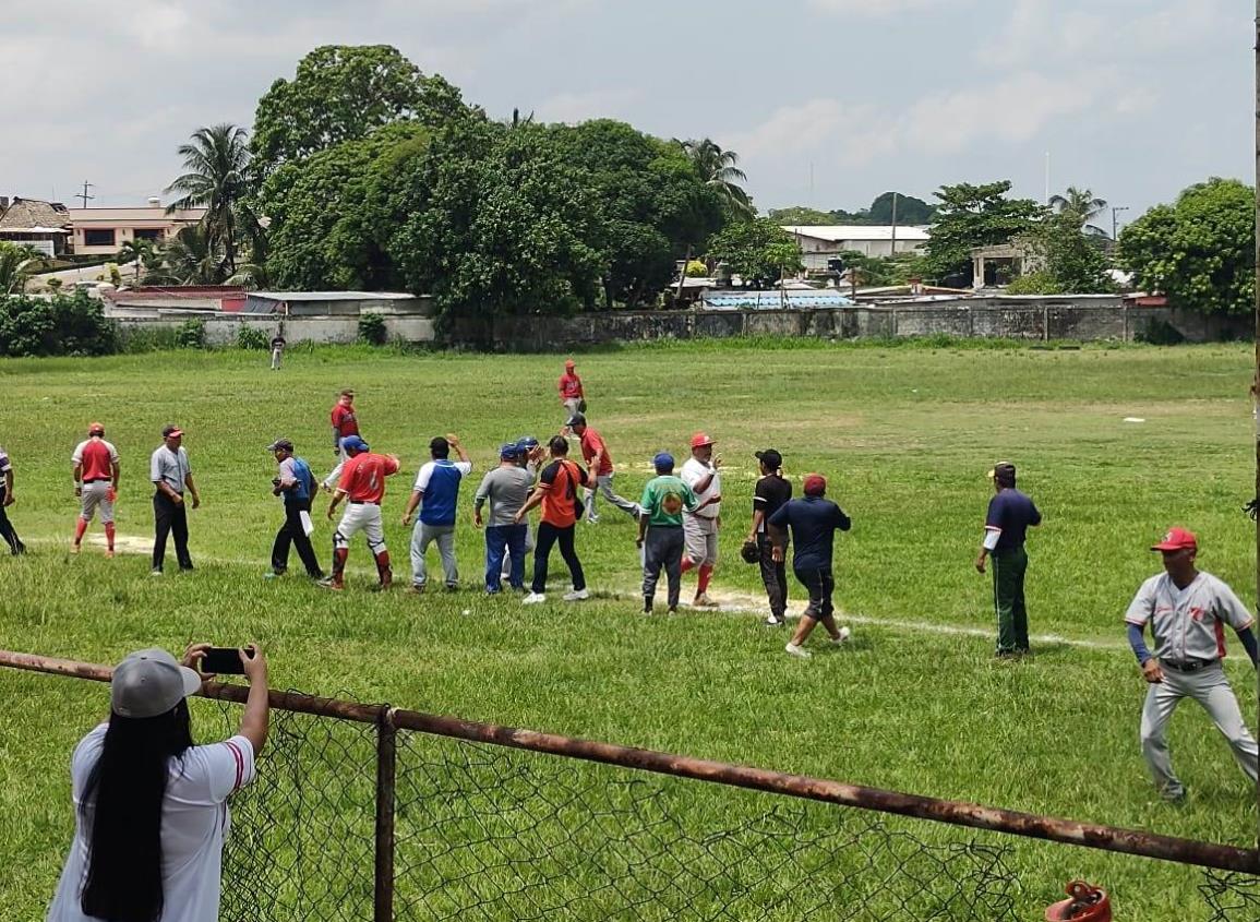 Moloacán y Villa Cuichapa empataron en los primeros juegos de la final de béisbol 