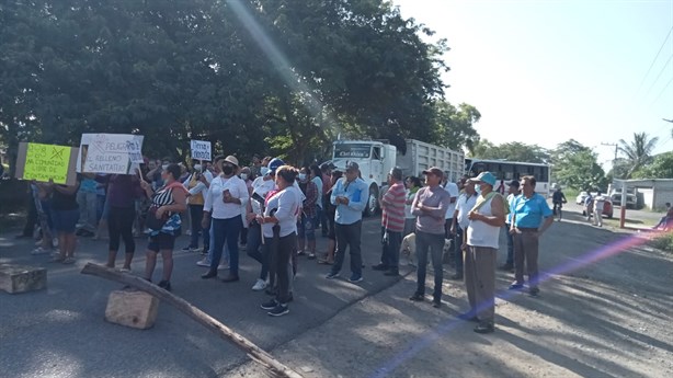 Bloquean carretera Veracruz - Xalapa; se niegan al relleno sanitario