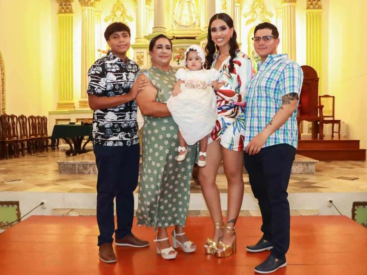 Daenerys Juliette Yépez Martínez recibe el primer sacramento