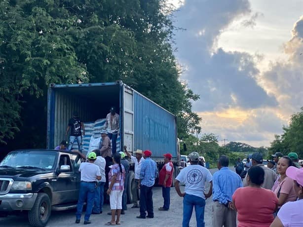 Alcalde Marcos Isleño entrega apoyos a productores de piña de Medellín