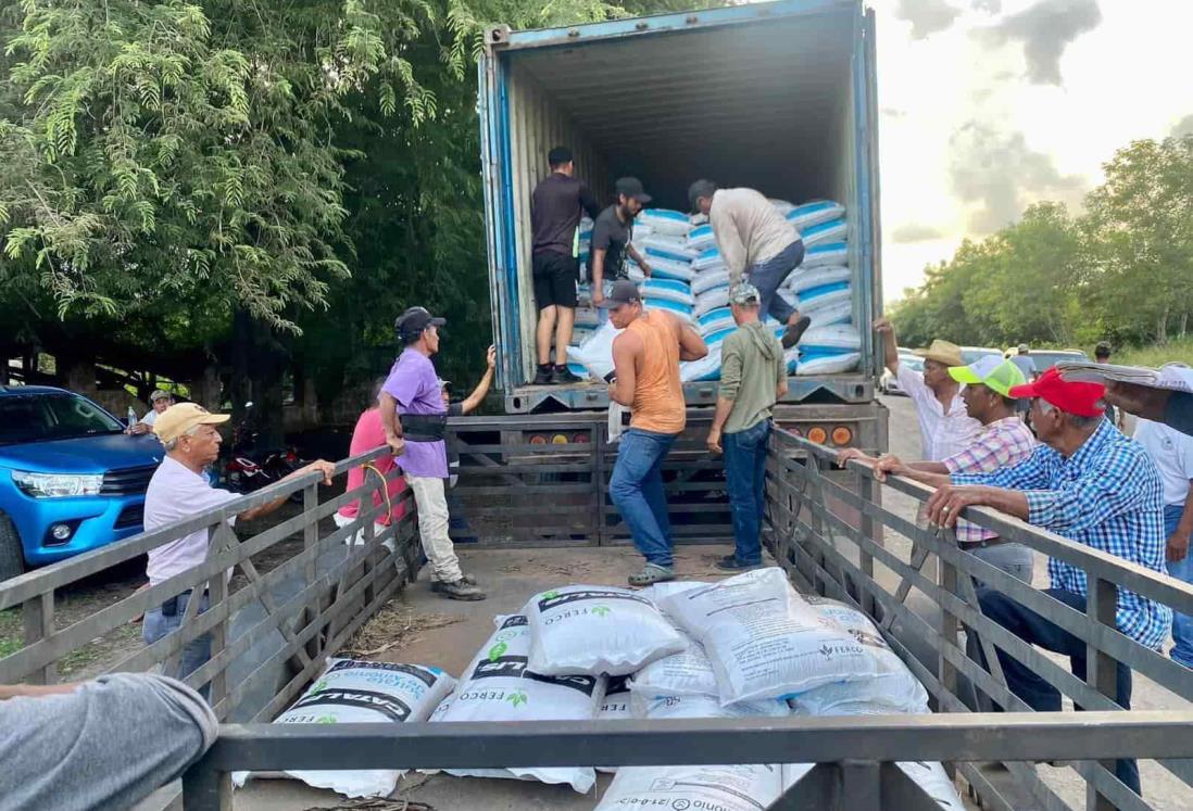 Alcalde Marcos Isleño entrega apoyos a productores de piña de Medellín