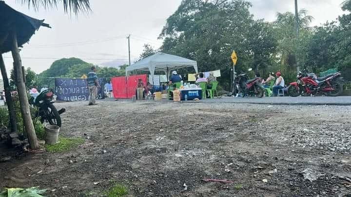 Continúa el bloqueo en la Veracruz – Xalapa; no se irán hasta tener respuestas