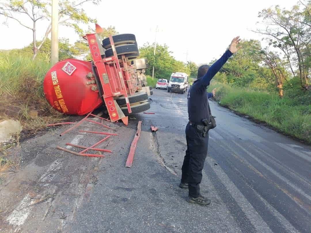 Vuelca carro tanque en la carretera Nanchital-Las Choapas 
