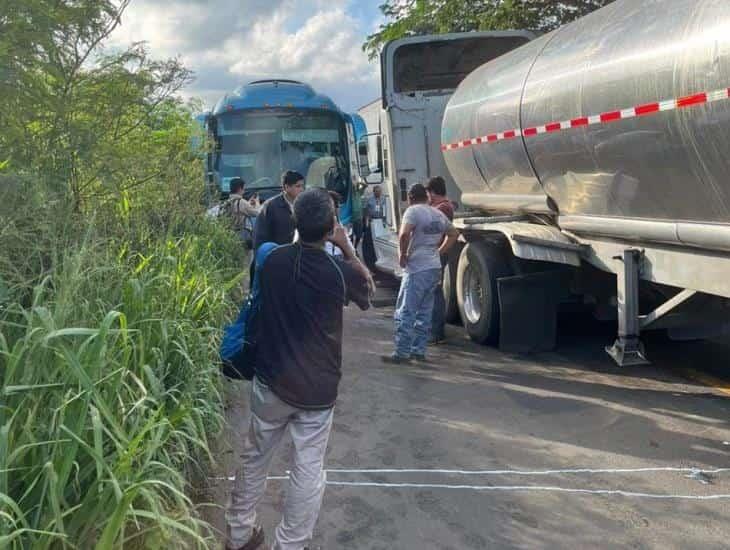 Chocan dos tráileres y un autobús en Actopan; generó caos vial