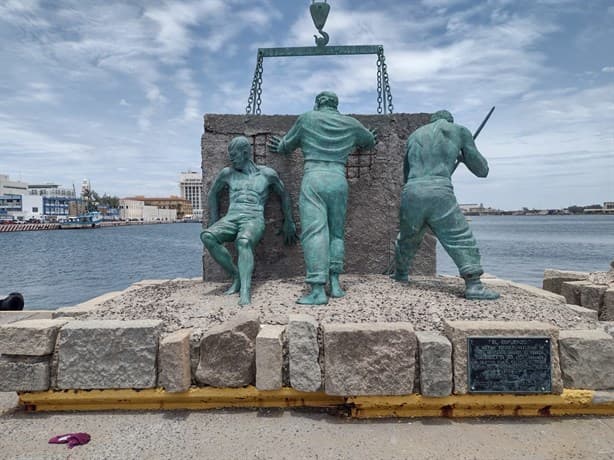 Esto representan las esculturas colocadas en el muelle del Malecón de Veracruz