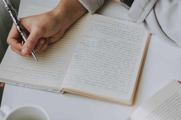 ¿Odias las manchas en las hojas de tus libretas? Profeco te dice cuáles no comprar