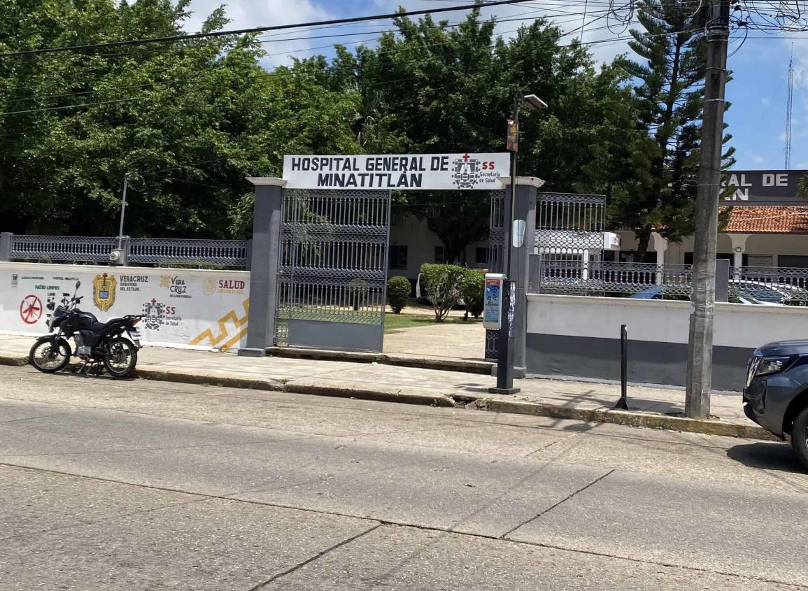 Sin vida llega pasajero de taxi al Hospital General de Minatitlán