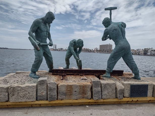 Esto representan las esculturas colocadas en el muelle del Malecón de Veracruz
