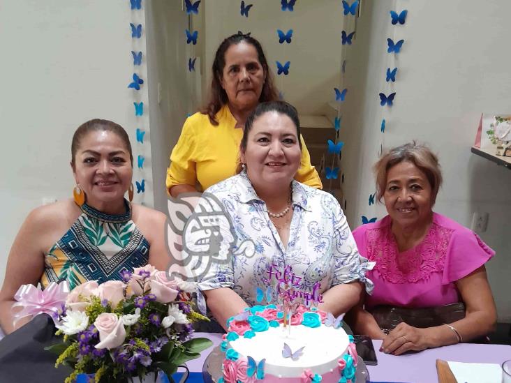 Desayuno, pastel, regalos y felicitaciones