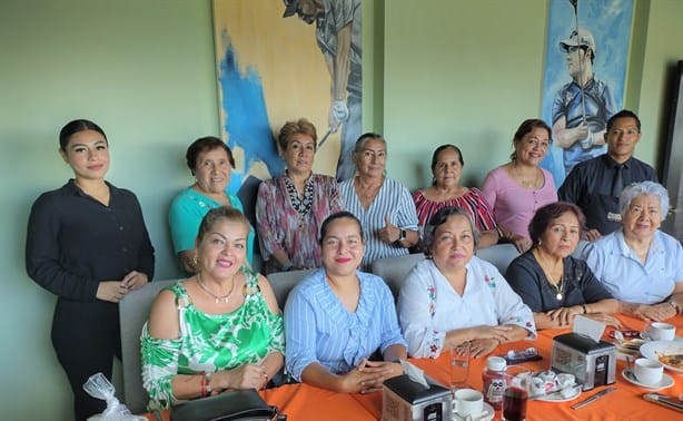 Desayuno, pastel, regalos y felicitaciones