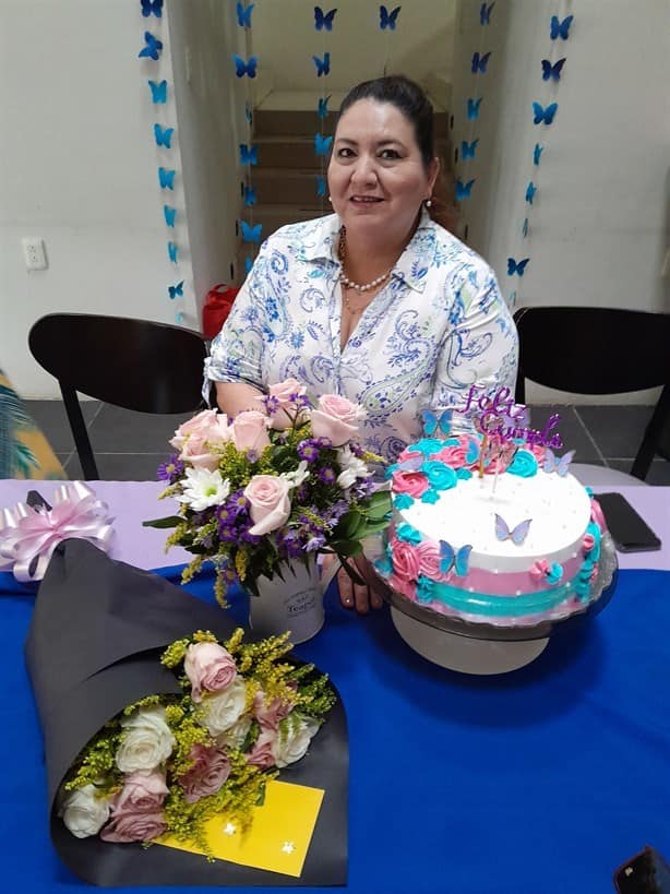 Desayuno, pastel, regalos y felicitaciones