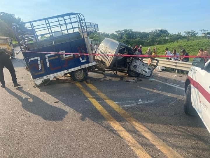 Trailero a disposición de la FGE, tras accidente en la autopista de Las Choapas