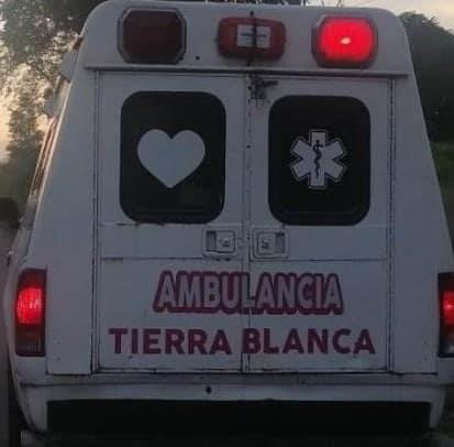 Trasladan a abuelita a hospital de Tierra Blanca tras fuerte caída