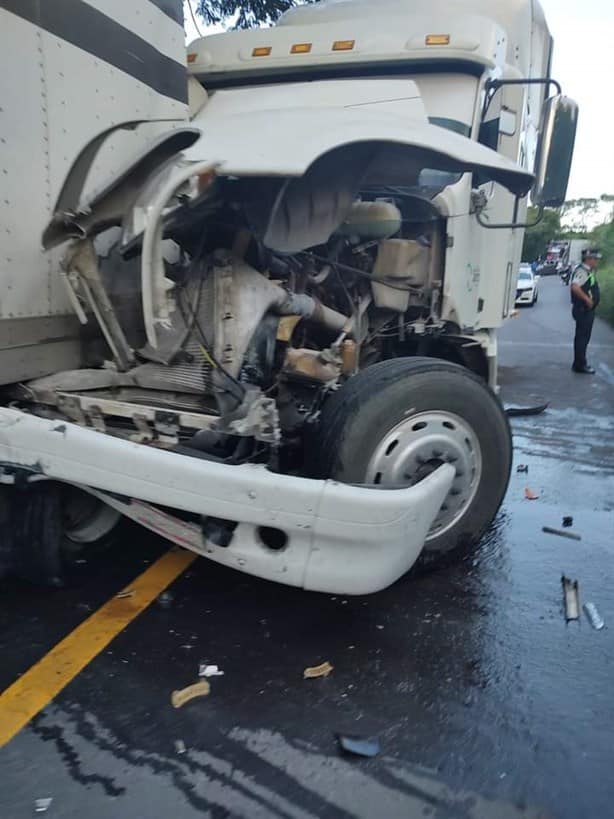 Chocan dos tráileres y un autobús en Actopan; generó caos vial