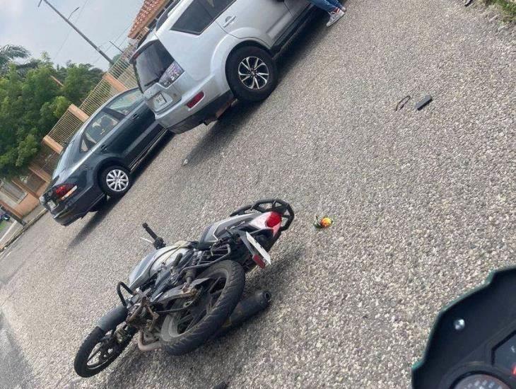 Motociclista fue hospitalizado tras colisionar contra una camioneta