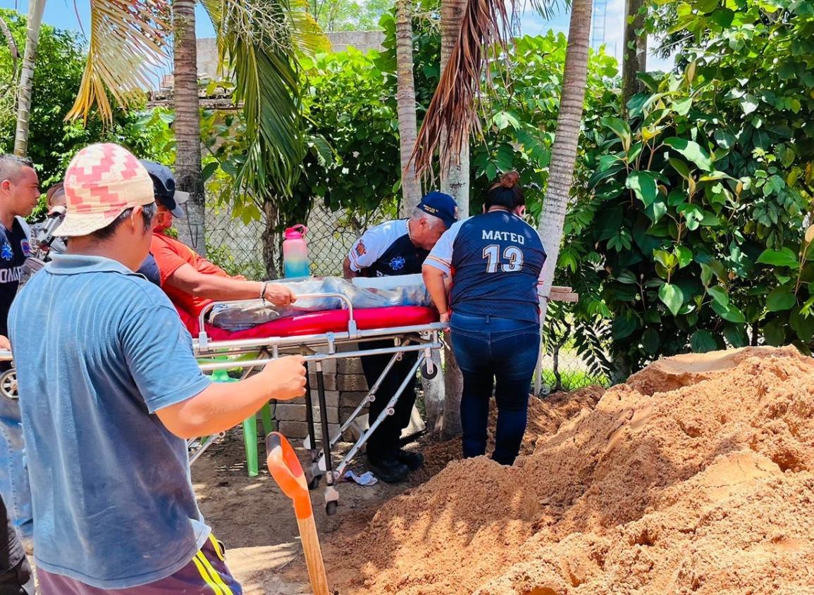 Casi quedan sepultados por la carga de volteo en Cosolea