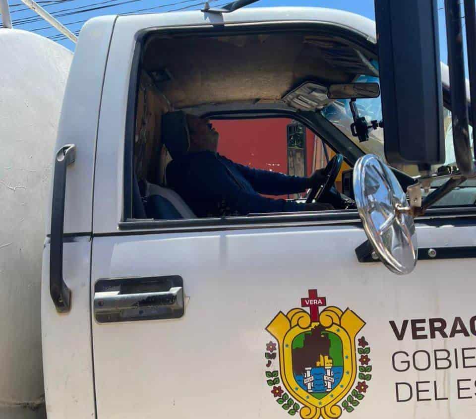 Acusan a CAEV de negar suministro de agua a usuaria en Acayucan