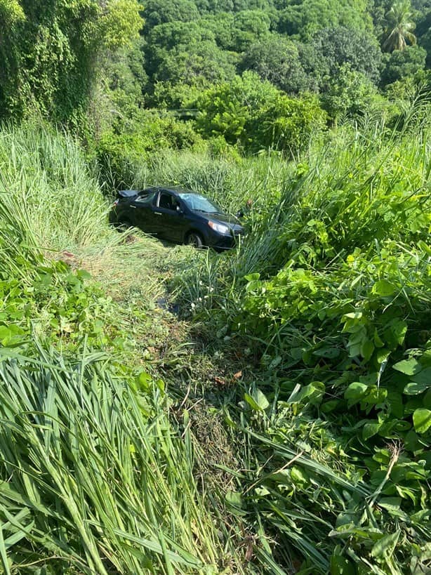 Auto vuelca y cae a un barranco en el tramo Tamarindo-Cardel