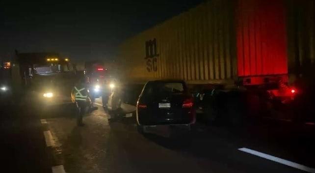 Caos vial en la Veracruz-Cardel; automóvil se impacta contra plana de tráiler