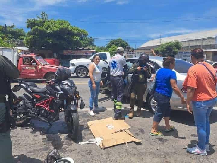 Choque entre auto y moto deja 2 lesionados en Cardel