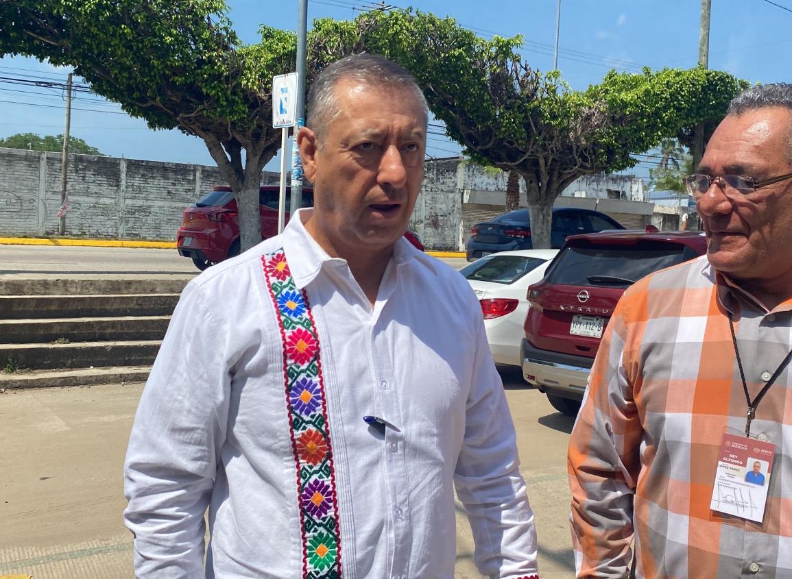 Visita del director general del ISSSTE Pedro Zenteno Santaella en Minatitlán 