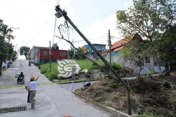 Poste de telefonía a punto de colapsar pone en riesgo a habitantes de Misantla
