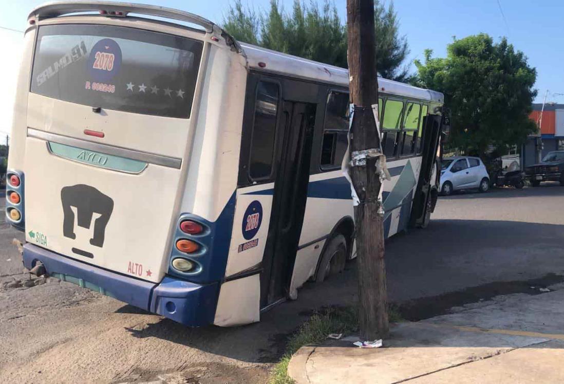 Camión de pasaje cae en socavón en la colonia Playa Linda, en Veracruz | VIDEO