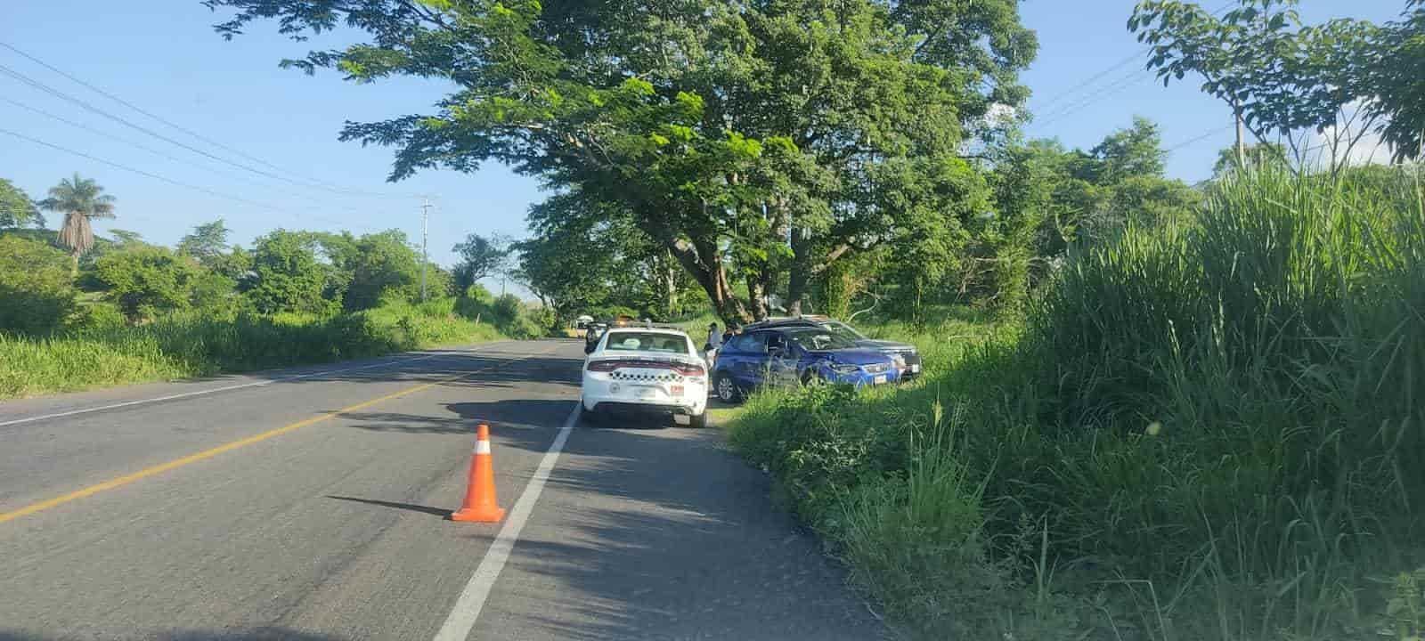 Camioneta y automóvil chocan en carretera a Tierra Blanca