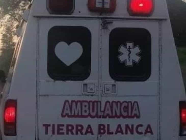 Camioneta se sale de la carretera y se estrella contra árbol, en Tierra Blanca