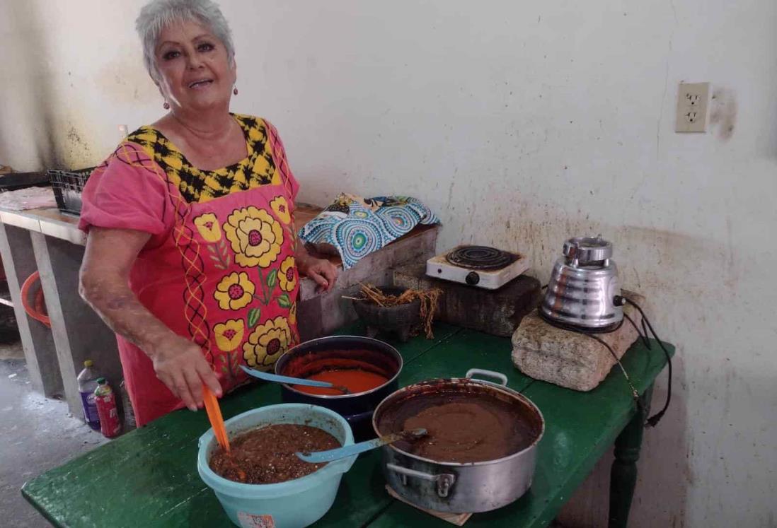 Martha Elena pone todo el sazón y amor a las gordas y picadas en el tradicional barrio de La Huaca